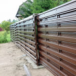 Штакетник 136 горизонтальный, П-образный, RAL 8017, калитка, трапеция Штакетник 136 горизонтальный, П-образный, RAL 8017, калитка, трапеция