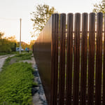 Вертикальный штакетник RAL 8017, ширина штакетника 136 мм, профиль М-образный, обрезка трапеция, монтаж в ряд, шаг 2 см. Вертикальный штакетник RAL 8017, ширина штакетника 136 мм, профиль М-образный, обрезка трапеция, монтаж в ряд, шаг 2 см.