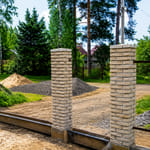 Штакетник 136 с бор. П-образный, трапеция, RAL 8017, в ряд, лента Штакетник 136 с бор. П-образный, трапеция, RAL 8017, в ряд, лента