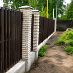 Штакетник 136 с бор. П-образный, трапеция, RAL 8017, в ряд, лента Штакетник 136 с бор. П-образный, трапеция, RAL 8017, в ряд, лента