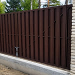 Штакетник 136 с бор. П-образный, трапеция, RAL 8017, в ряд, лента Штакетник 136 с бор. П-образный, трапеция, RAL 8017, в ряд, лента