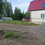 Штакетник 136 с бор. П-образный, трапеция, RAL 8017, в ряд, лента Штакетник 136 с бор. П-образный, трапеция, RAL 8017, в ряд, лента